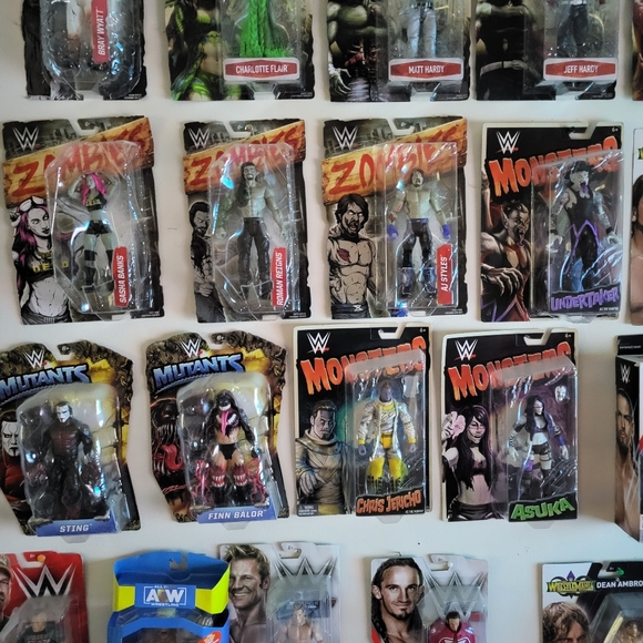 Mystery box of 5 brand new in package wwe figures - Picture 9 of 9